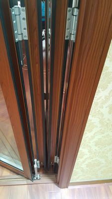 De aangemaakte van het Aluminiumbi van Outerior Geluiddichte van de Vouwendeuren Houten Geschilderde Korrel